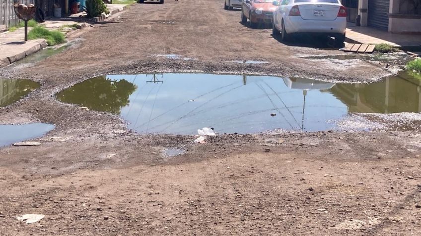 Reportan drenaje colapsado en la colonia Valle Dorado de Obregón; podría generar hundimiento