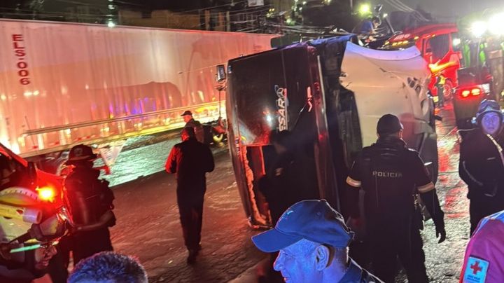 Caos en la México-Pachuca tras volcadura de autobús de pasajeros en El Vigilante