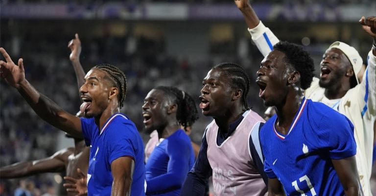 Los galos celebran con sus aficionados
