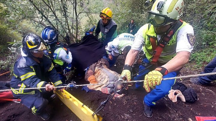 VIDEO: Así fue rescatado un joven que cayó dentro del volcán Xitle, en Ciudad de México