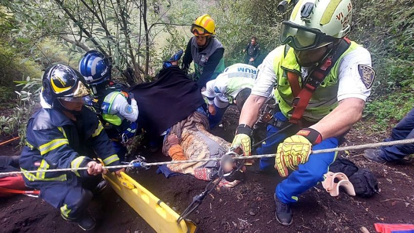 VIDEO: Así fue rescatado un joven que cayó dentro del volcán Xitle, en Ciudad de México