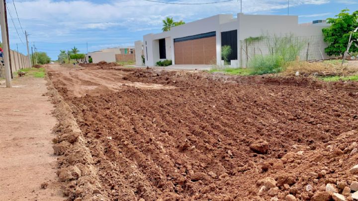 Alcalde de Huatabampo pavimenta calle de su familia y funcionario
