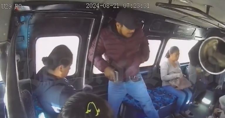 Sujetos asaltan combi con lujo de violencia en Puebla