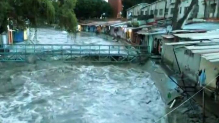 Fuertes lluvias desbordan ríos en Naucalpan; habitantes viven en el miedo