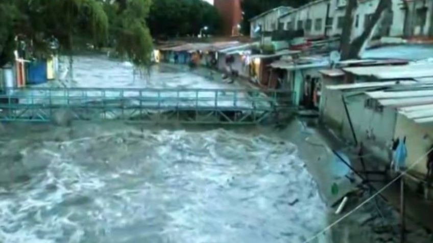 Fuertes lluvias desbordan ríos en Naucalpan; habitantes viven en el miedo