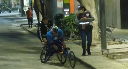 VIDEO: Competidor en silla de ruedas sufre brutal caída en el Maratón de la CDMX