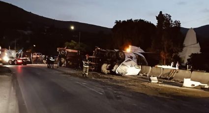 Tráiler volcado en la Reyes Heroles, en Jardines del Recuerdo, genera caos en Tlalnepantla