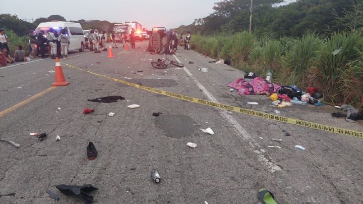 Reportan dos muertos y 17 heridos tras atropellamiento a caravana de migrantes en Oaxaca