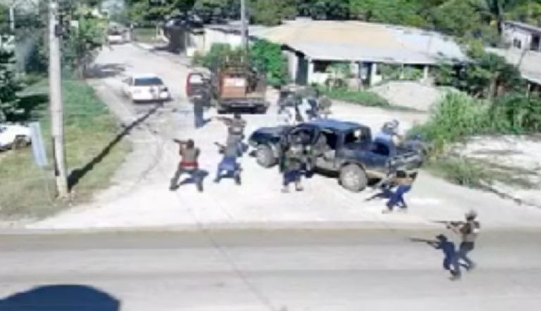 Los hombres descendieron de cuatro camionetas y dispararon durante más de un minuto