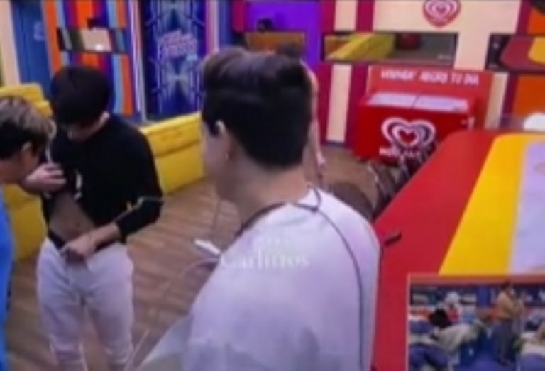 Ricardo Peralta no dudó en 'asomarse' hacia los pantalones de su compañero