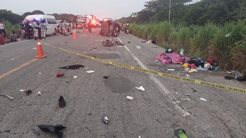 Reportan dos muertos y 17 heridos tras atropellamiento a caravana de migrantes en Oaxaca