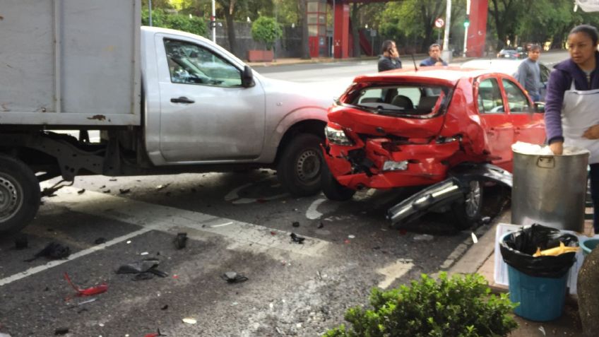Caos en Insurgentes tras brutal choque frente a plaza Cuicuilco; un motociclista muerto