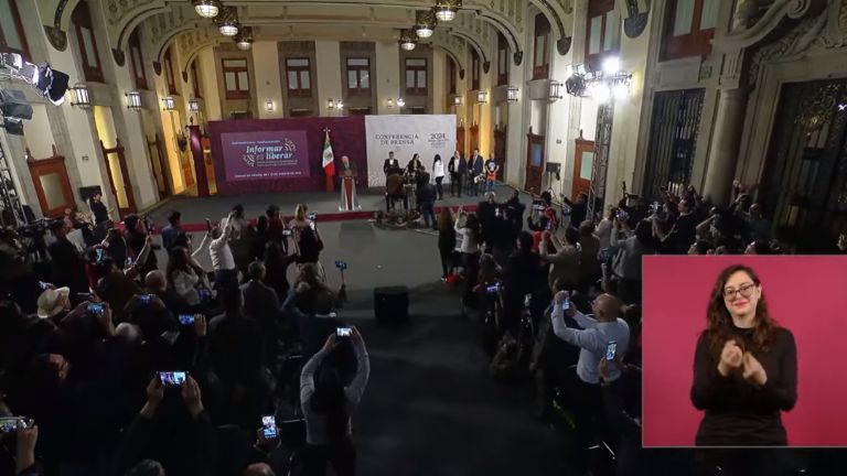 "Es un honor estar con Obrador", gritaban los asistentes