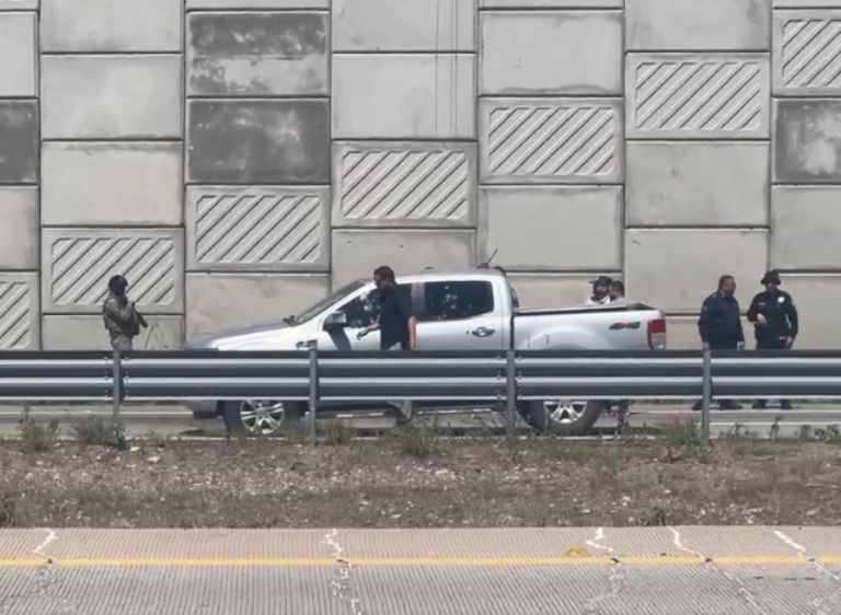 Las ventanas del Ford Ranger fueron impactadas por las balas