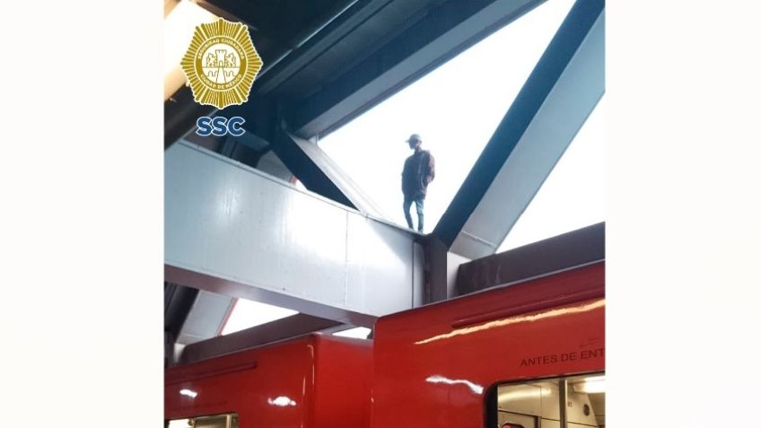 VIDEO: Sujeto intenta lanzarse al Metro en la Línea 8 y policías evitan una tragedia