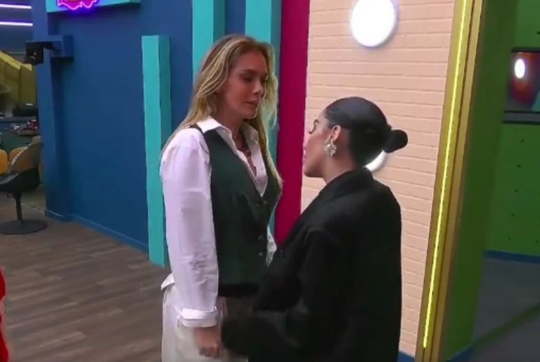 Sabine Moussier y Karime se plantan tremendo beso