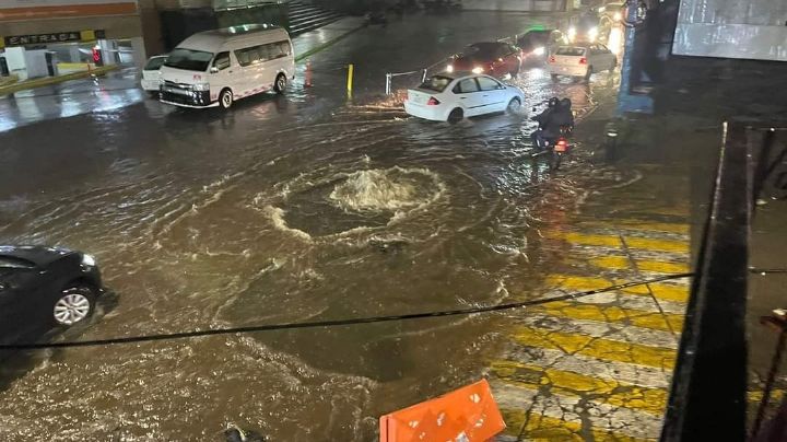 Fuertes lluvias causan inundaciones en Satélite, Naucalpan; autos bajo el agua