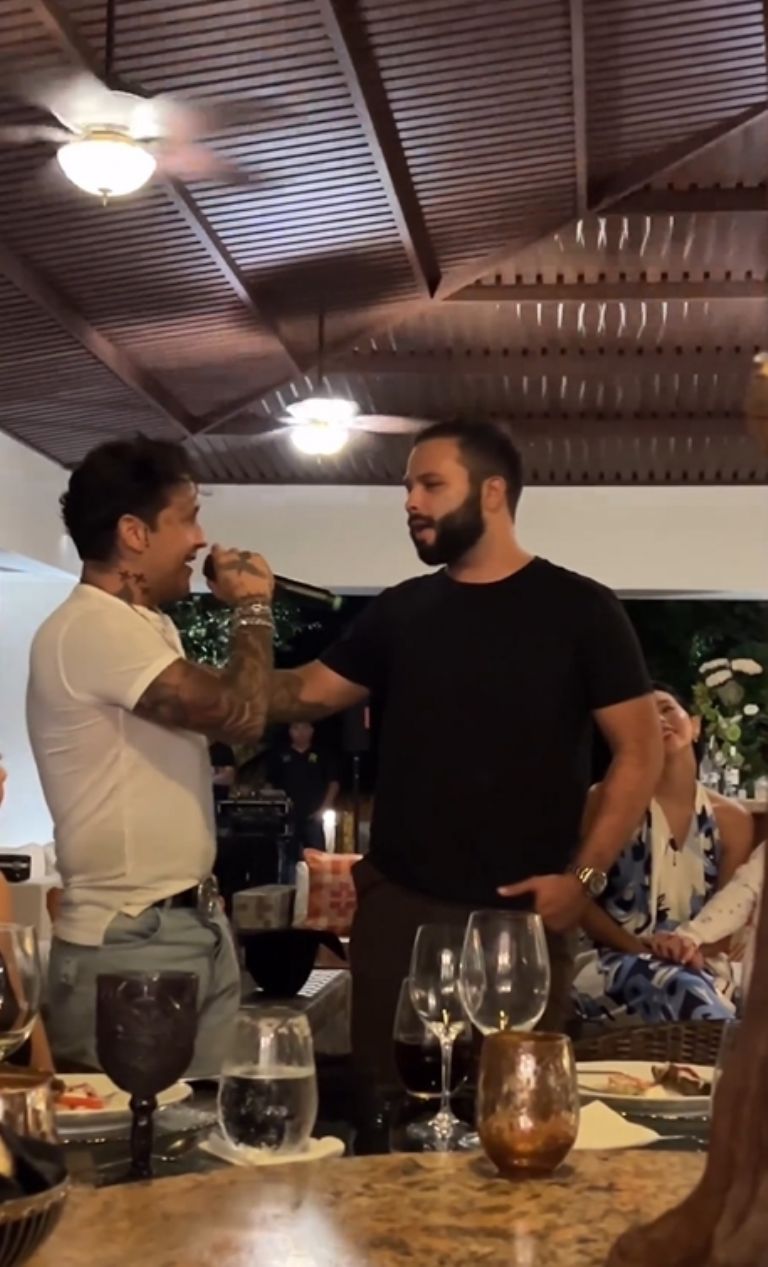 Christian Nodal canta con Leonardo Aguilar 