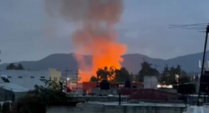 Reportan fuerte incendio en maderería de Tultitlán; Bomberos trabajan en el lugar