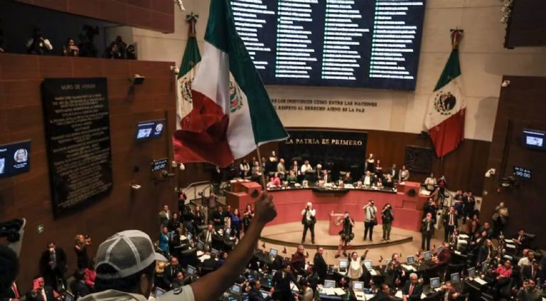 Manifestantes entraron por la fuerza a la sede donde se reunieron los senadores