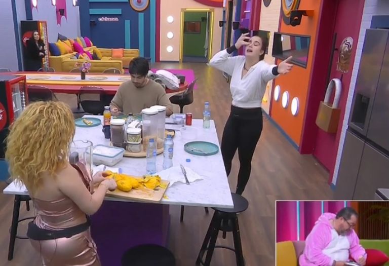 Ambas discutieron en la cocina, a la vista de todos