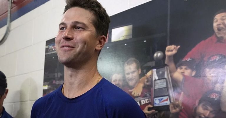 El serpentinero no puede ocultar su emoción de regresar