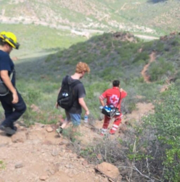 El momento en que el turista es guiado para bajar del cerro