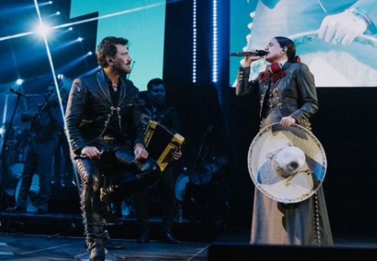 Alejandro Fernández y Camila juntos en escenario