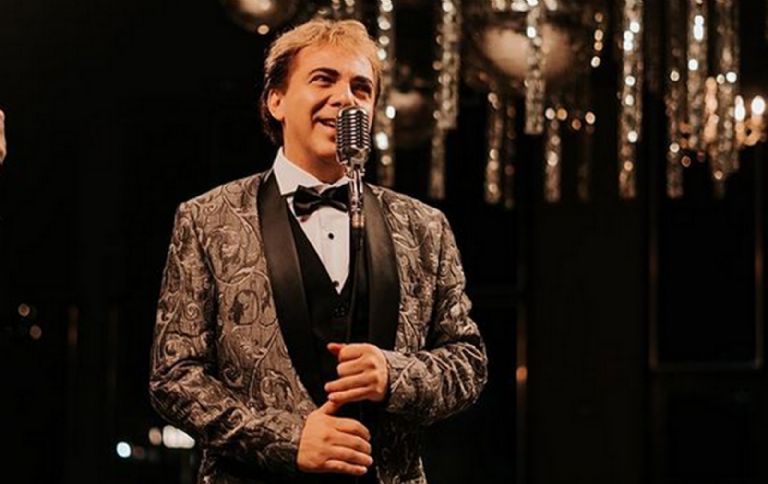 Cristian Castro convierte en corista a Mariela Sánchez