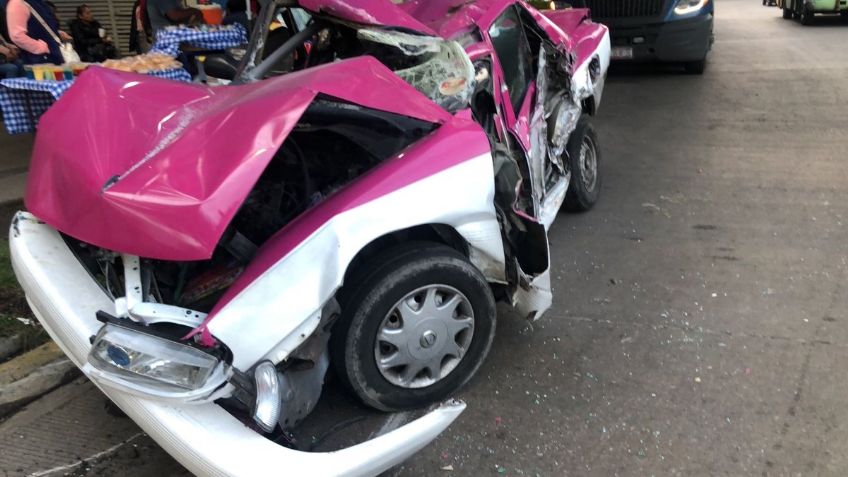 (VIDEO) Fatal accidente en Iztapalapa: Tráiler aplasta taxi con todo y conductor adentro