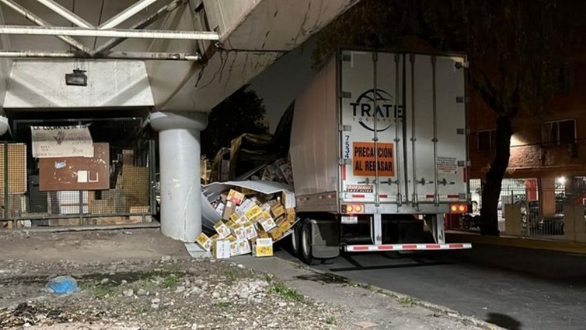 Caos en Circuito Interior por tráiler atorado a la altura del Eje 3 Oriente