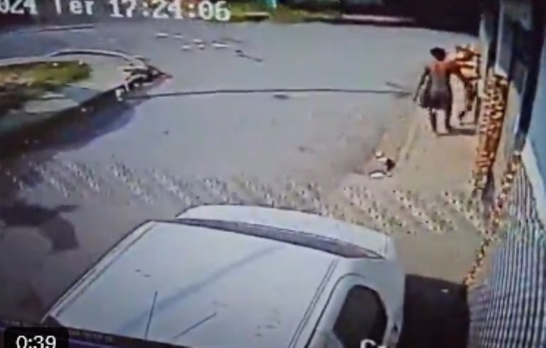 Una mujer patea a su hija en Brasiil 