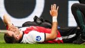 Foto ilustrativa de la nota titulada Santiago Giménez sale en camilla del partido del Feyenoord y enciende las alarmas