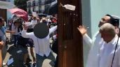 Foto ilustrativa de la nota titulada "¡Dictador, dictador!": Abuchean a AMLO a su llegada a Veracruz y le arrojan una botella