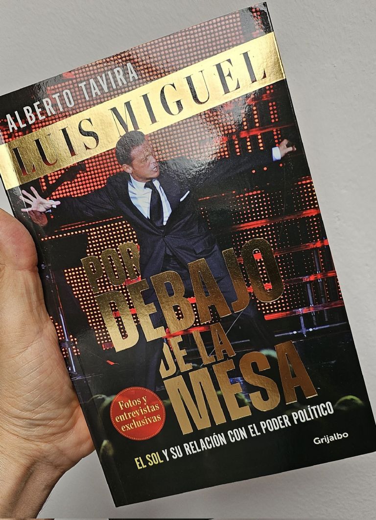 En el libro también se develan las conexiones que tiene Luis Miguel con la política mexicana