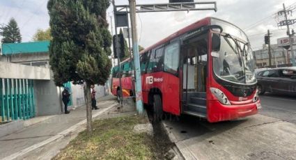 Falla mecánica en unidad del Metrobús provoca fuerte choque en Iztapalapa