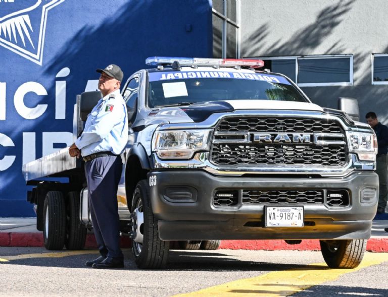 Elementos reciben seguridad pública grúas y armamento