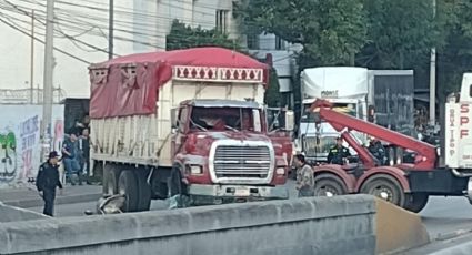 Volcadura de tráiler genera caos en la vía José López Portillo a la altura de Coacalco