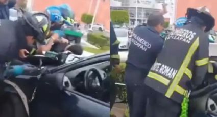 VIDEO: Tras brutal accidente mujer termina prensada contra poste en Atizapán