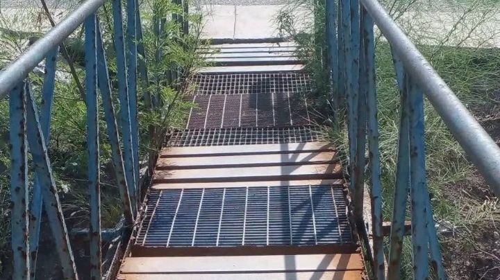 Vecinos de la colonia Beltrones en Huatabampo, temen que el puente peatonal colapse