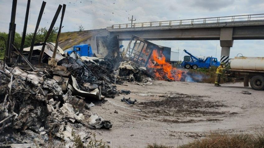 Narcobloqueos en Sinaloa: Colocan vehículos incendiados en carretera Culiacán-Mazatlán
