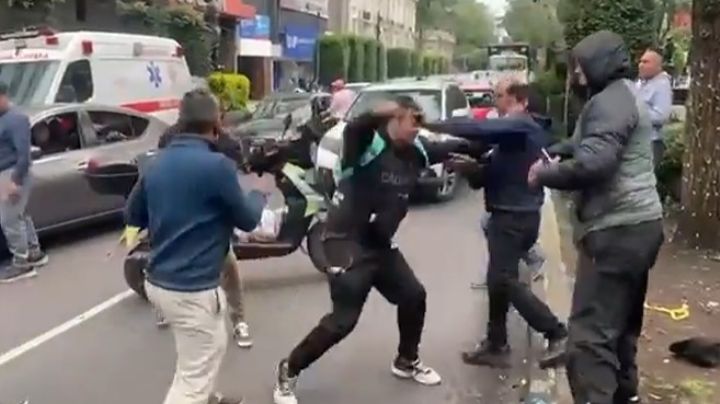 VIDEO: Se arma pelea campal entre manifestantes y conductores en hospital Álvaro Obregón