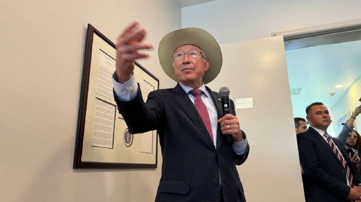"Somos una familia": Ken Salazar continúa trabajos con México pese a 'pausa' con embajada