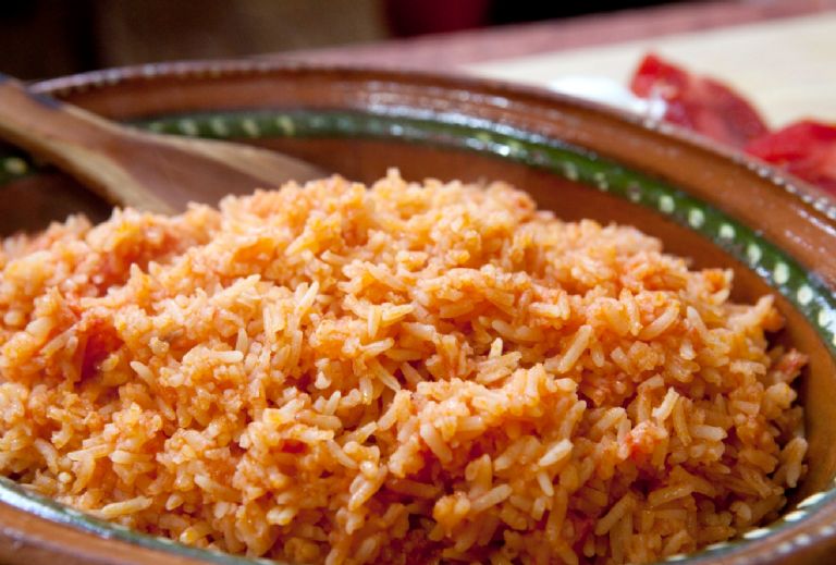 Nada mejor para complementar la comida que una porción de arroz rojo