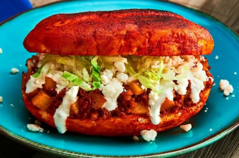 Los pambazos son una de las garnachas esenciales de la cocina mexicana