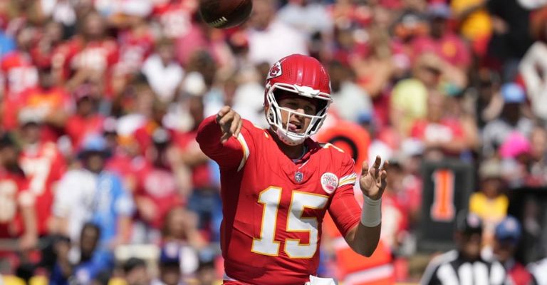 Mahomes y los Chiefs estrenan su título ante los Ravens