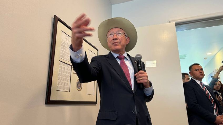 "Somos una familia": Ken Salazar continúa trabajos con México pese a 'pausa' con embajada