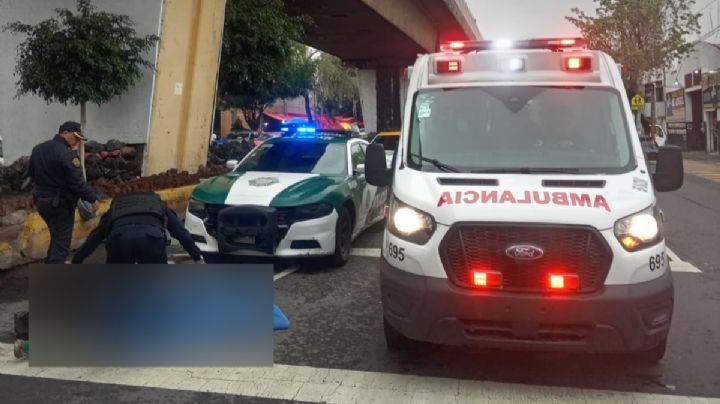 Imágenes fuertes: Acuchillan a hombre muere en el asfalto, en Congreso de la Unión, CDMX