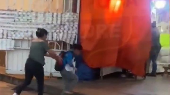 VIDEO: Mujer golpea a su hijo menor de edad en Tlaxcala y recibe ola de criticas