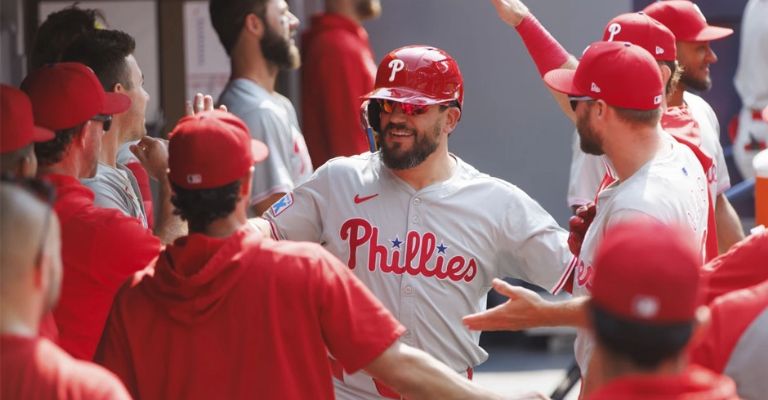 Schwarber es felicitado en el dugout 